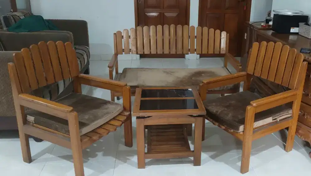 Meja Kopi dan Kursi