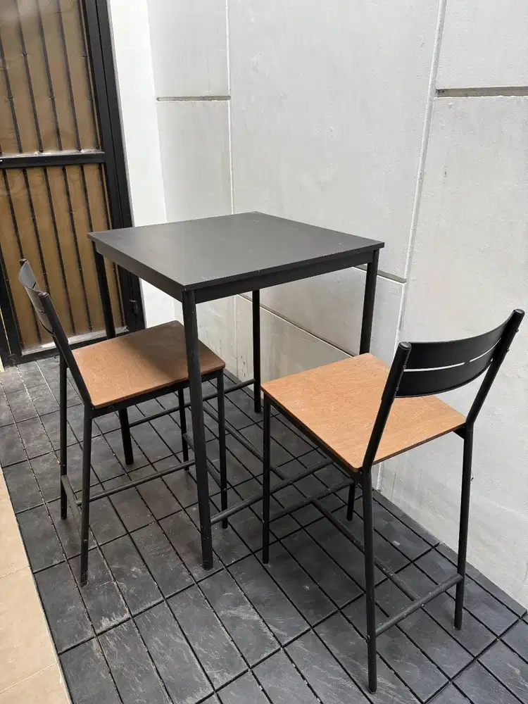 Meja makan IKEA dengan 2 kursi