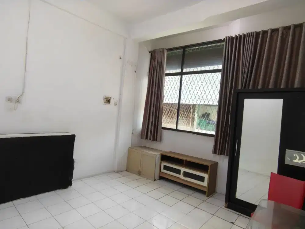 Disewakan Rumah di Jelambar Dengan 3 Kamar Tidur 3 Lantai Bangunan Ukuran 4x13 Dekat Sekolahan