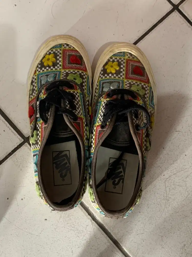 Sepatu vans women authentic