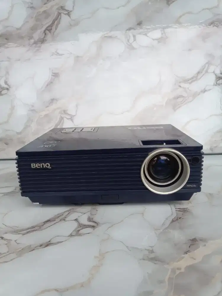 BenQ MP620c Proyektor 2500 Lumens Siap Pakai untuk Presentasi
