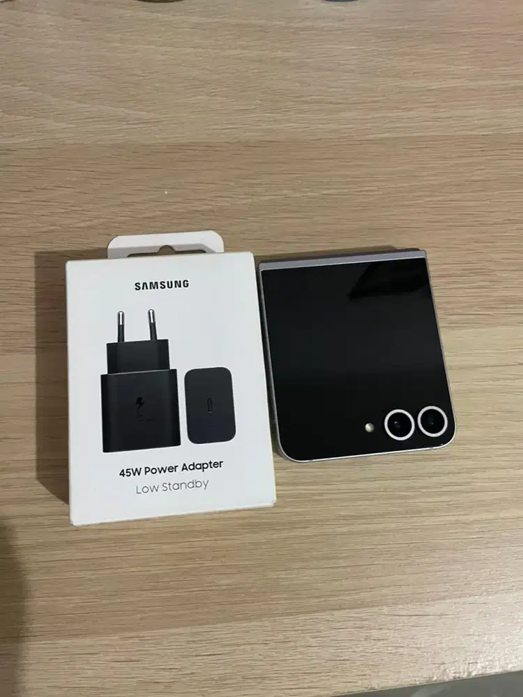 Samsung galaxy Z flip 6 256 GB dan adaptor 45 W (garansi on okt 2025)