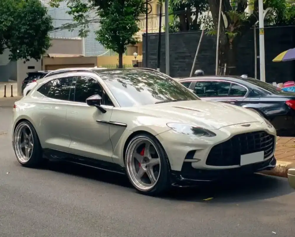 Aston Martin DBX707 2023