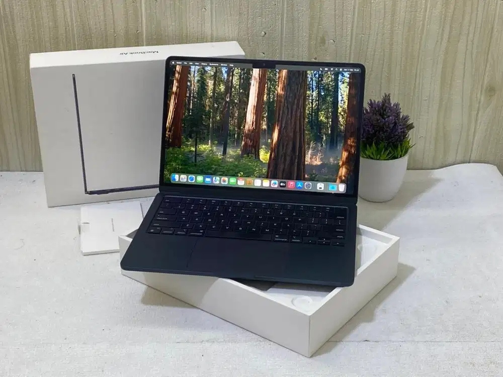 BU Mau Jual MacBook Air M2 2022 13-Inch RAM 8GB SSD 256 GB iBox Fulset