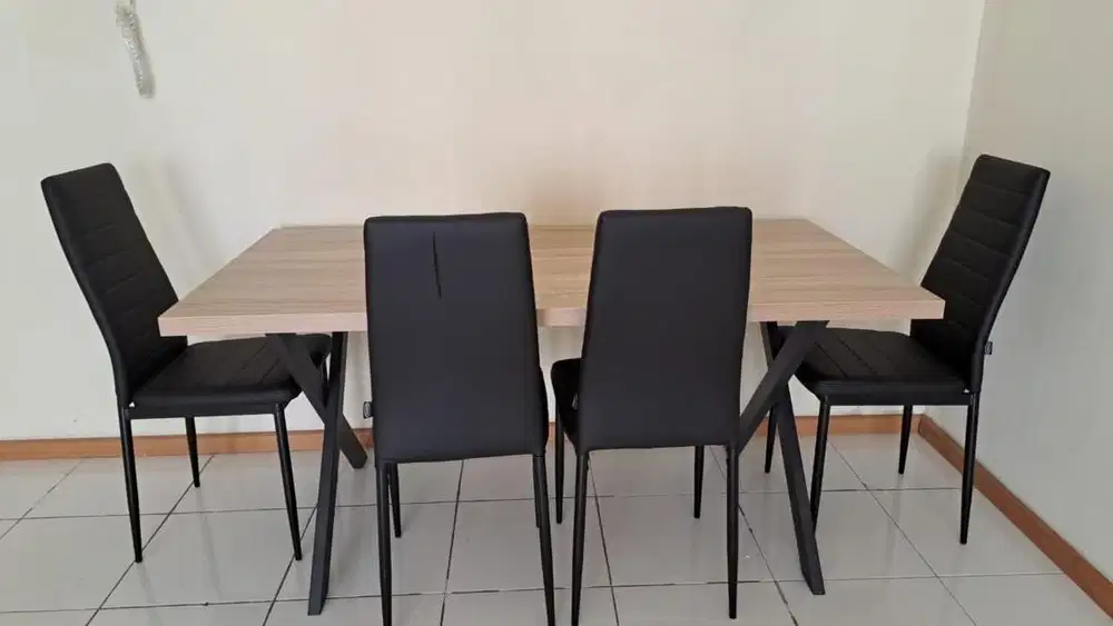 Meja makan informa