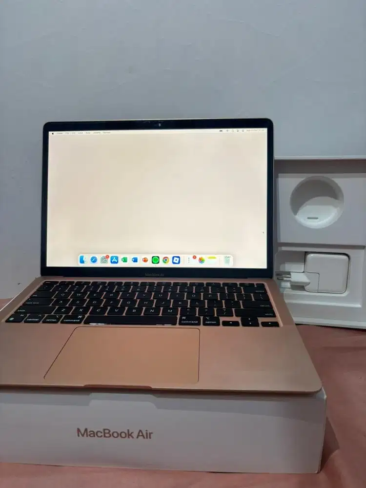 Macbook air m1 2020 8/256 IBOX NEGO