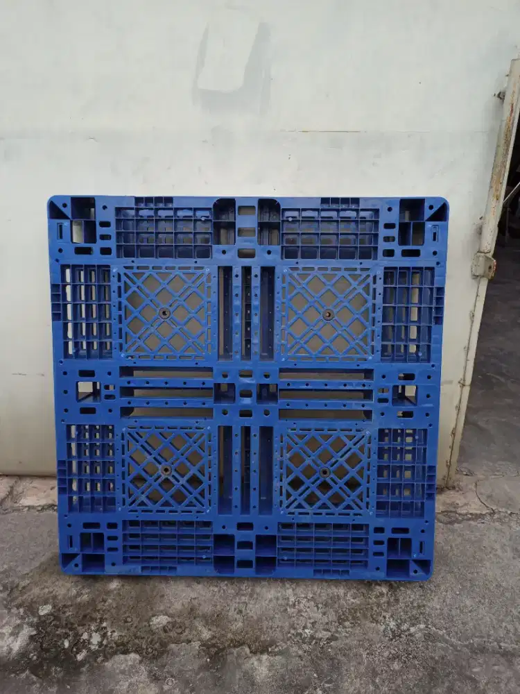 Palet plastik biru