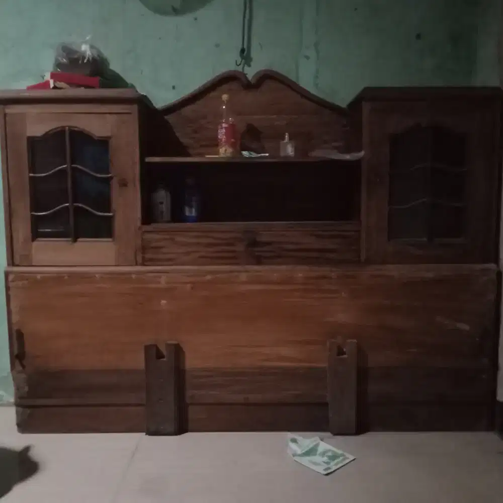 Tempat tidur kayu bekas