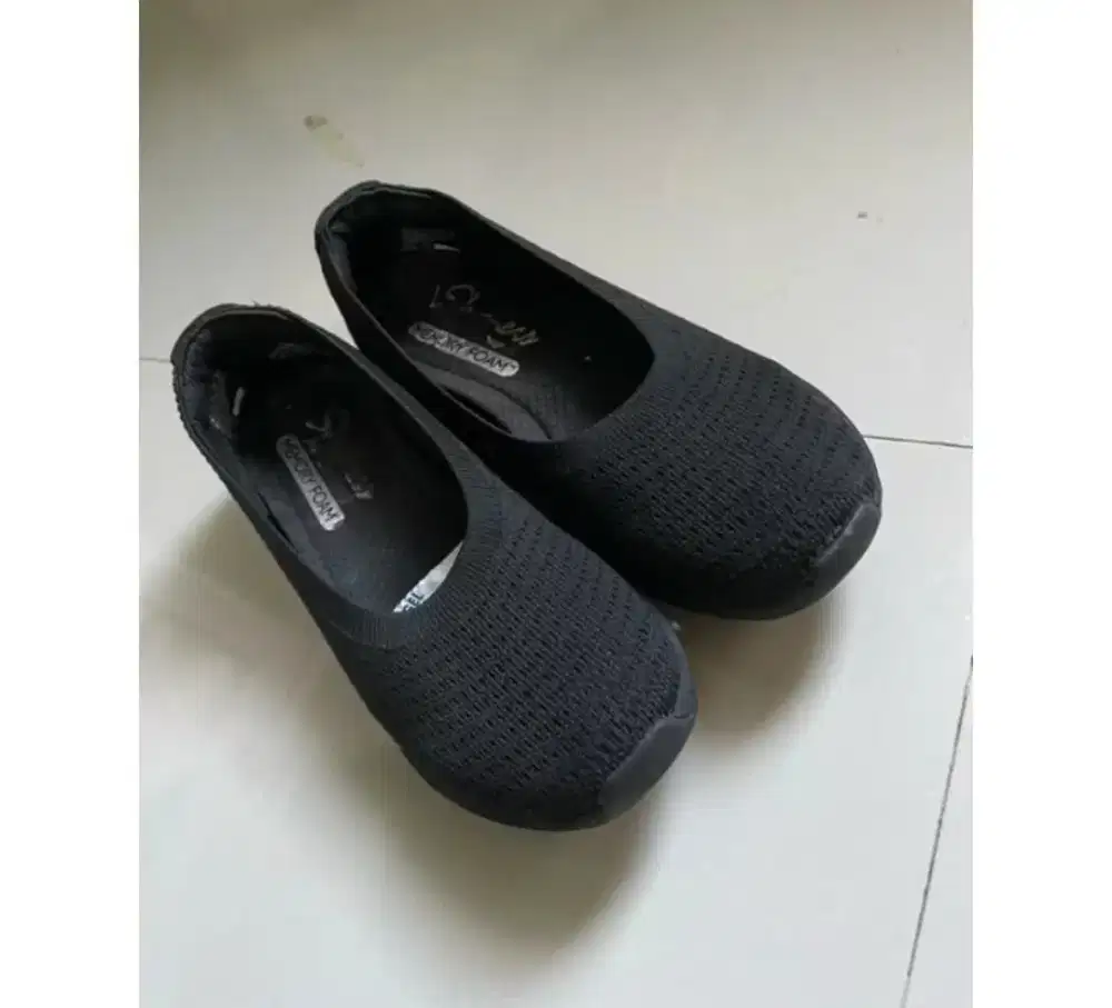 Preloved Skechers hitam