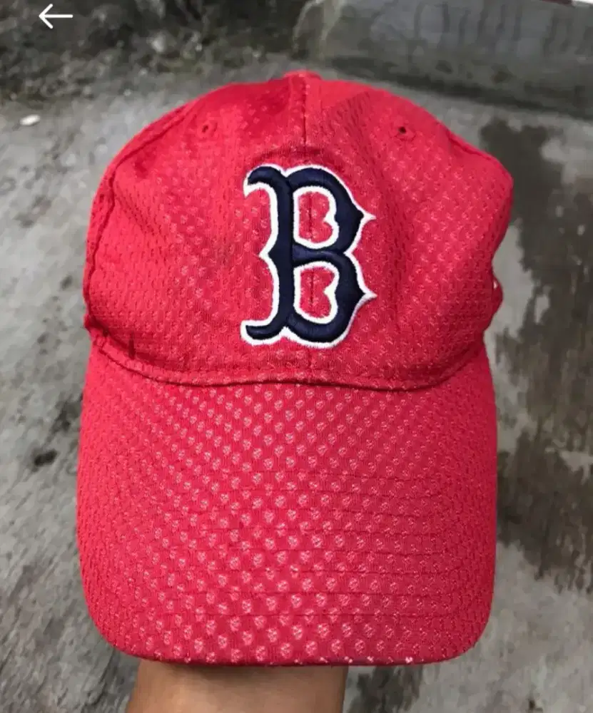Topi boston merah