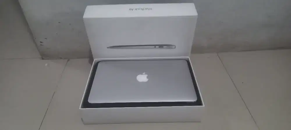 Apple Macbook Air 11 2015, Komplit, Mulus, Seperti Baru