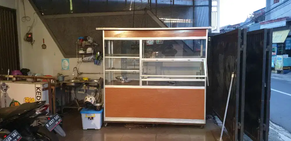 Di jual Etalase Mie ayam Bakso Almunium dslam kondisi bagus