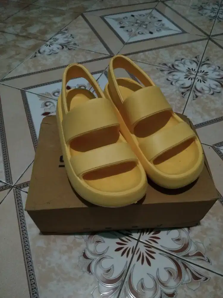 Sandal wanita Slip on