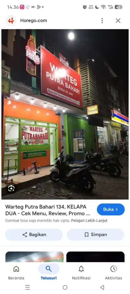 Karyawan memasak di warteg
