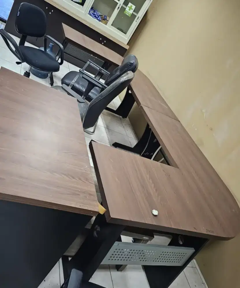 Meja panjang L dan kursi kantor