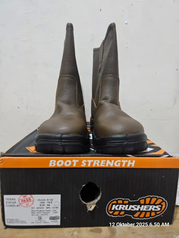 Sepatu Krusher Original
Ukuran EUR 44 / 9 1/2 / USA 10.5