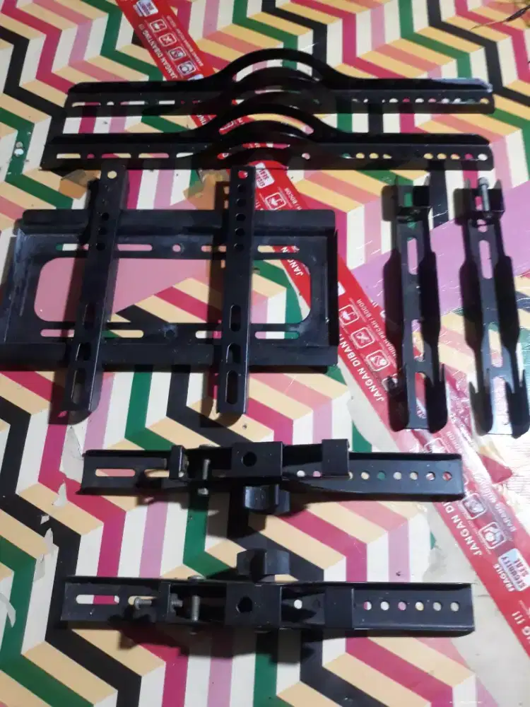 4 PASANG BRIKET LCD TV BEKAS
