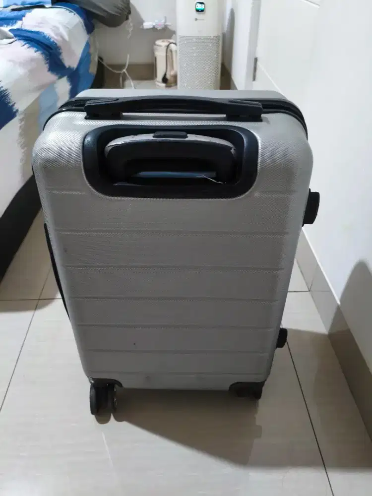 Koper kabin 20 inch kondisi baik ada retak di 2 sisi murah saja