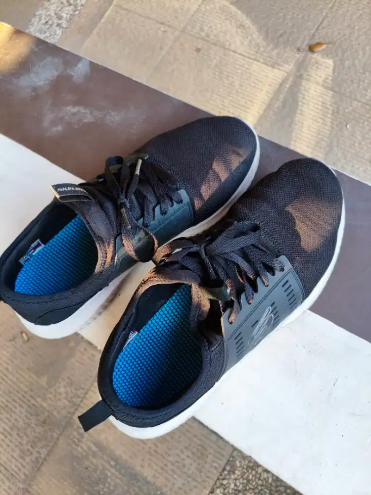 sepatu sketcher slip on black kondisi baik ukuran 42