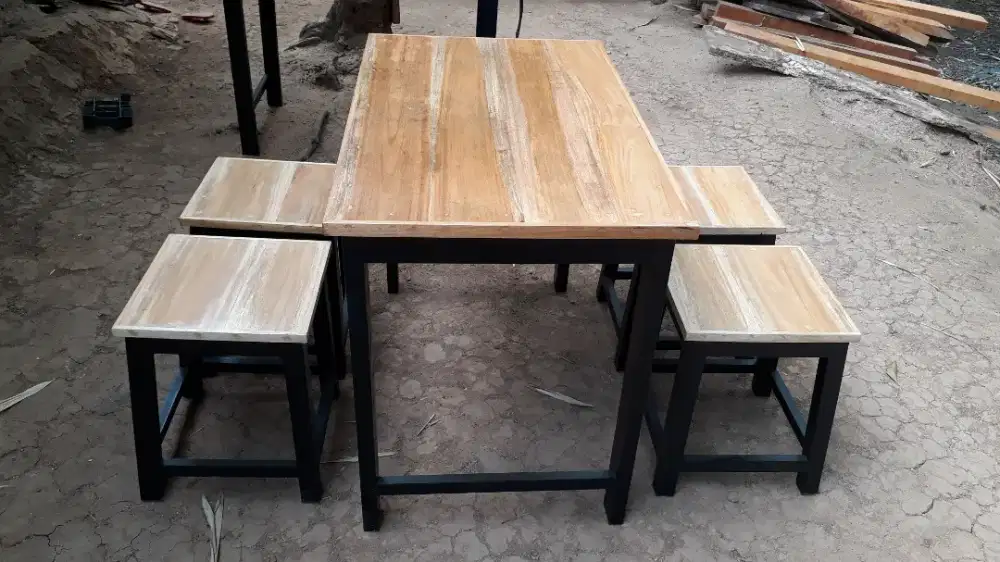 Meja plus kursi kayu
