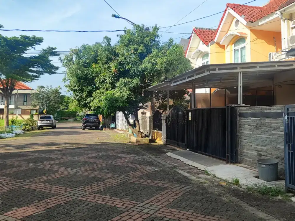 Dijual Rumah Rapih siap huni 6x18 Taman Surya 5 Kalideres Depan Taman, Parkir 3 Mobil