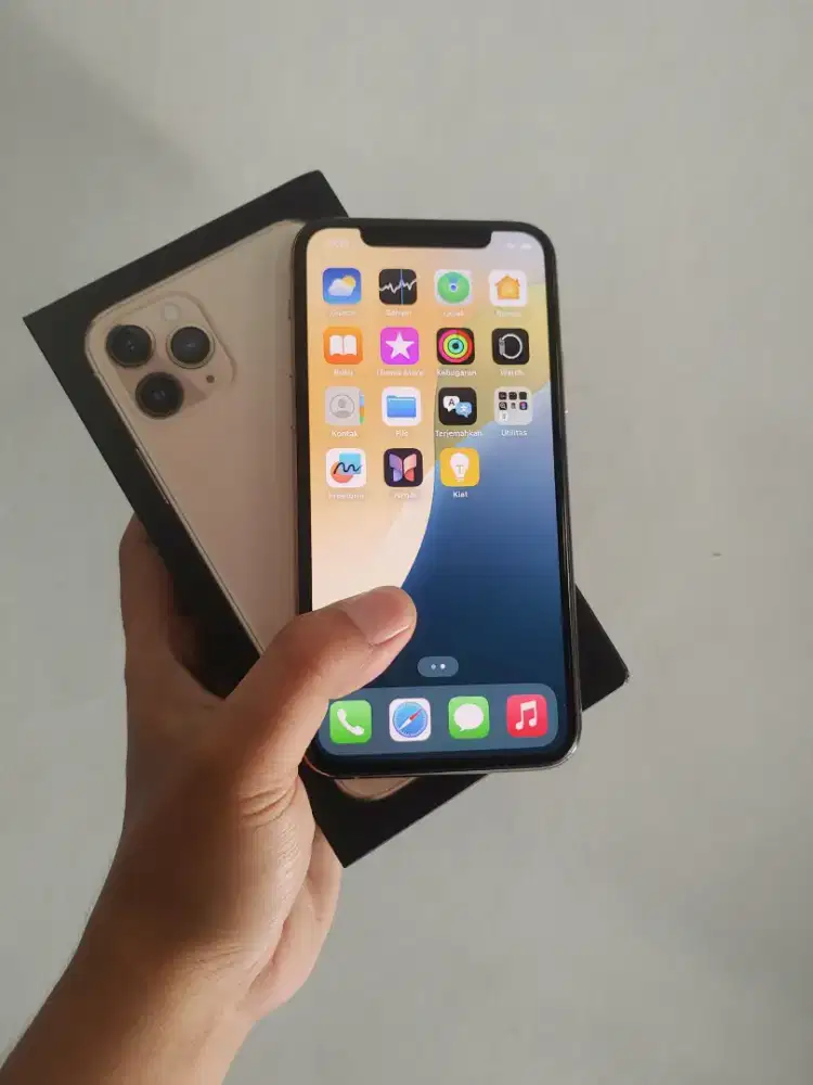 Iphone 11 pro 64 gb inter pemakaian 1tahun