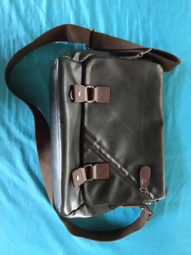 Tas selempang kulit pria