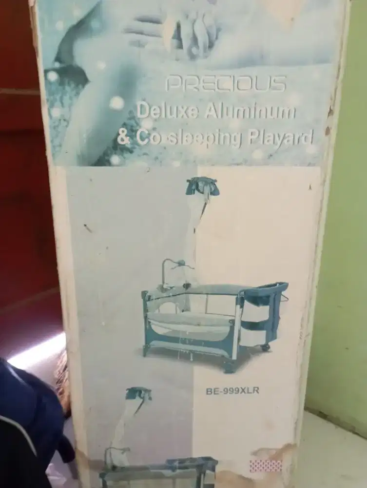 Tempat tidur bayi
