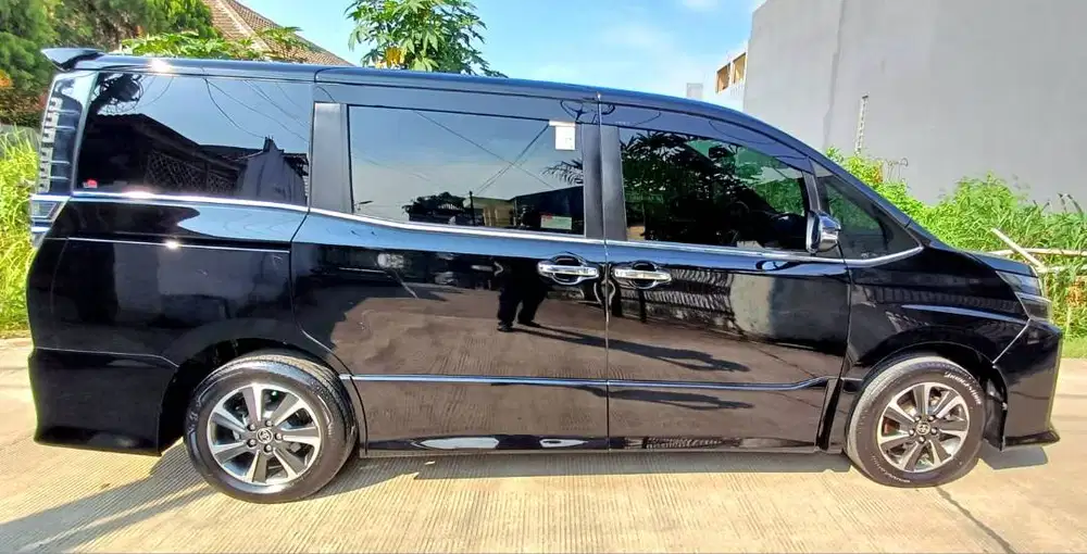 BISMILLAH..DIJUAL MOBIL PRIBADI TOYOTA VOXY HITAM KM RENDAH DARI BARU