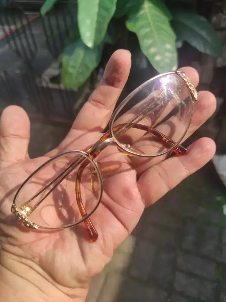 Perlengkapan ibu kacamata baca merk christian Dior Made in Austria