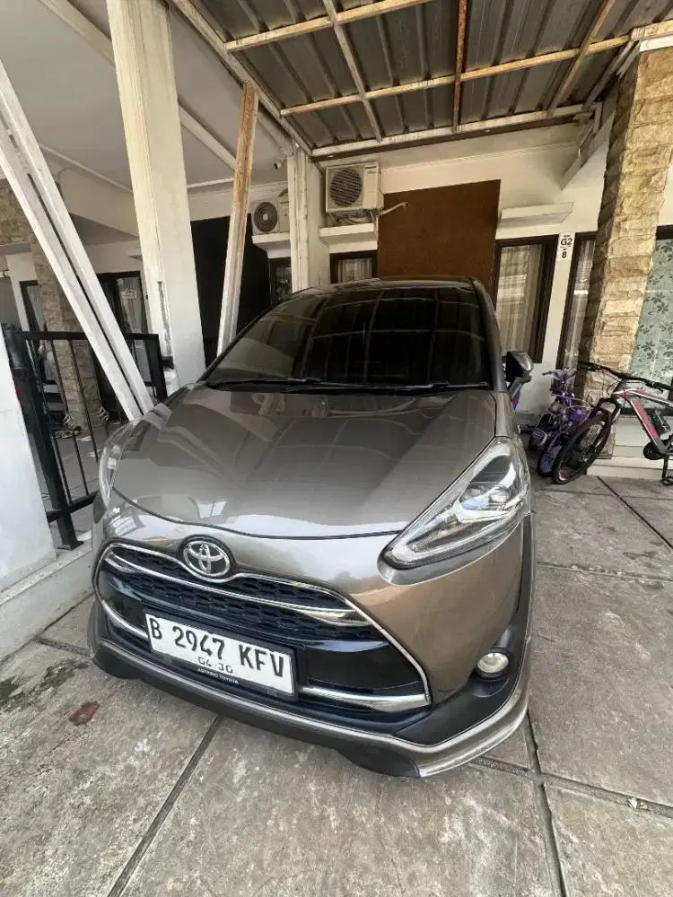 Toyota Sienta 1.5 Q AT