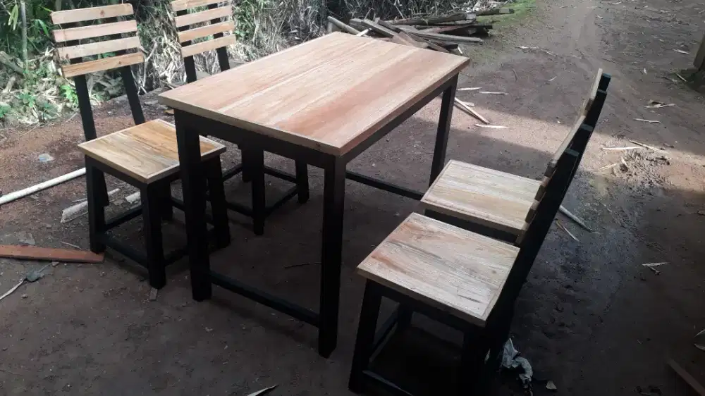 Set meja kursi kayu