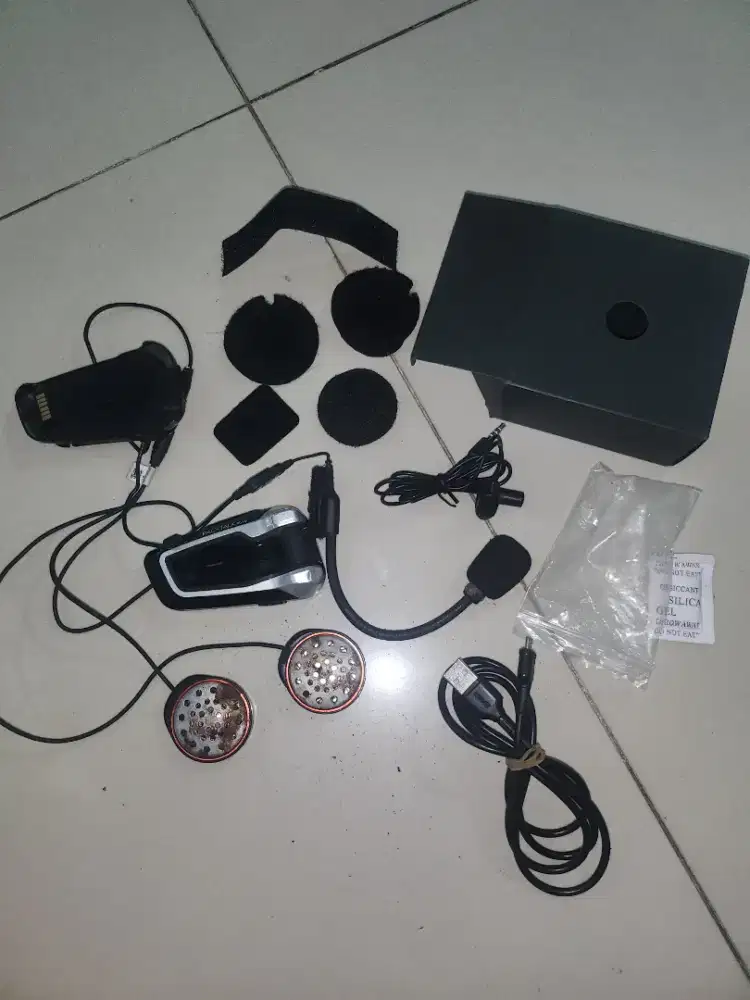 intercom helm cardo packtalk bold JBL losepack