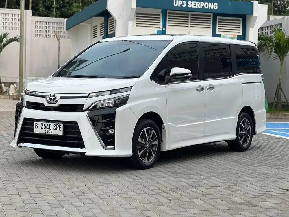 LOW KM MULUS TERAWAT LIKE NEW ! Toyota Voxy 2.0 AT 2020 Putih