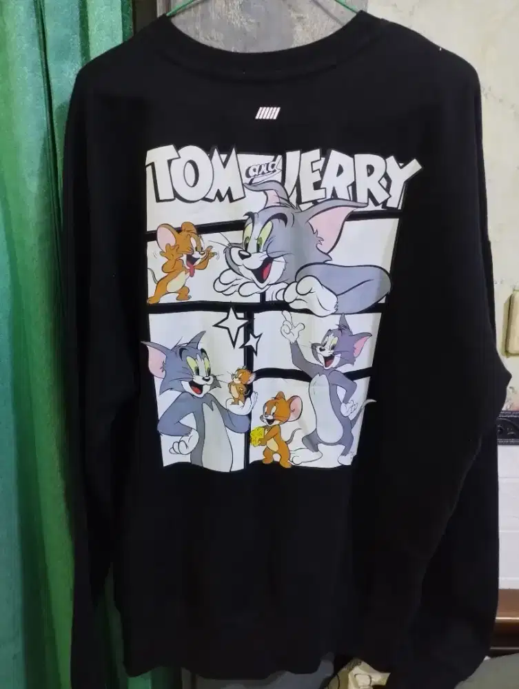 Sweater karakter bahan bagus