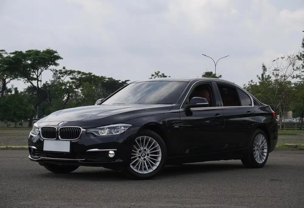 Worth to Buy BMW 320i F30 Luxury B48 Facelift LCI 2018 Hitam DP ringan
