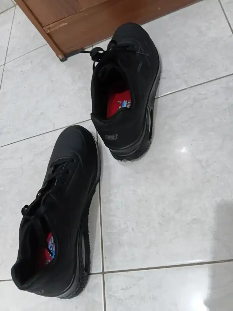 Jual cepat sepatu Skechers ori ss size 43 400k ajah