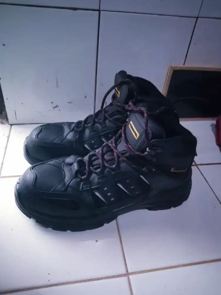 Sepatu safty krisbow masih josss mo 42 nego bensin