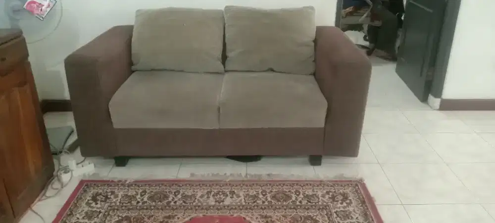 Sofa dan 1 set meja makan 4 kursi