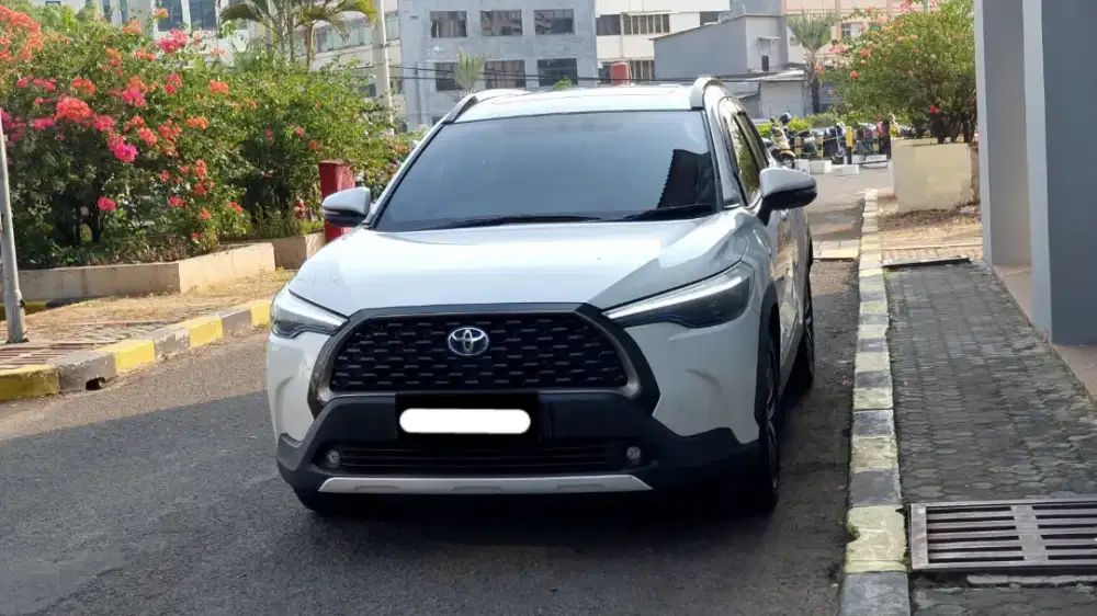 Toyota corolla cross hybrid 2021 putih