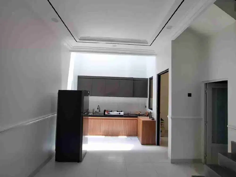 DIJUAL RUMAH SEMI FURNISH 2 LANTAI & SIAP HUNI, DEKAT TOL GATOT SUBROTO!