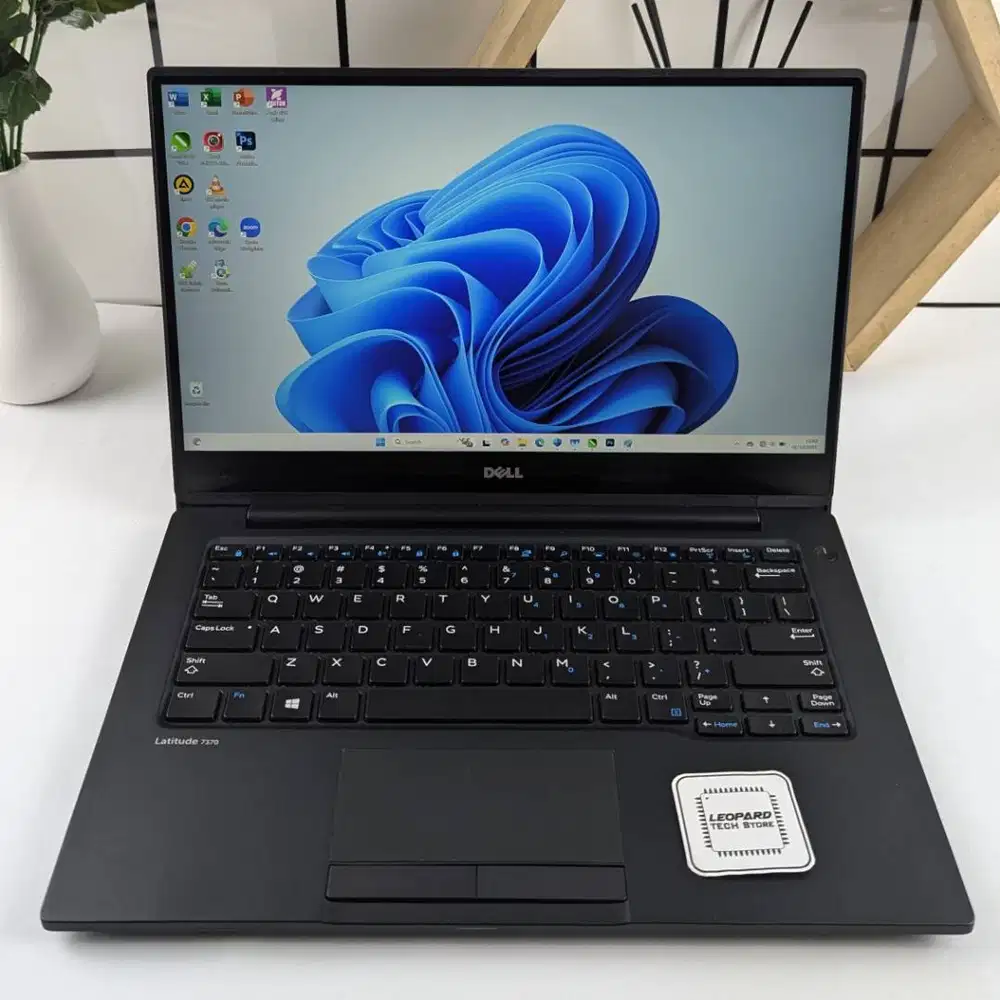 Laptop DELL Latitude 7300s, Touchscreen, Slim, Ringan, Normal