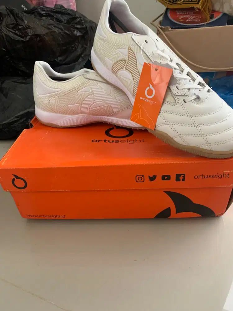 BNWT SEPATU FUTSAL ORTUSEIGHT