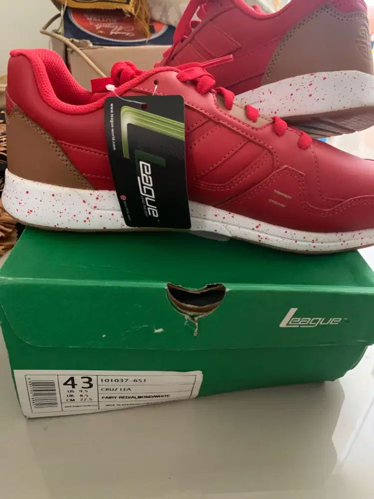 BNWT SEPATU LEAGUE