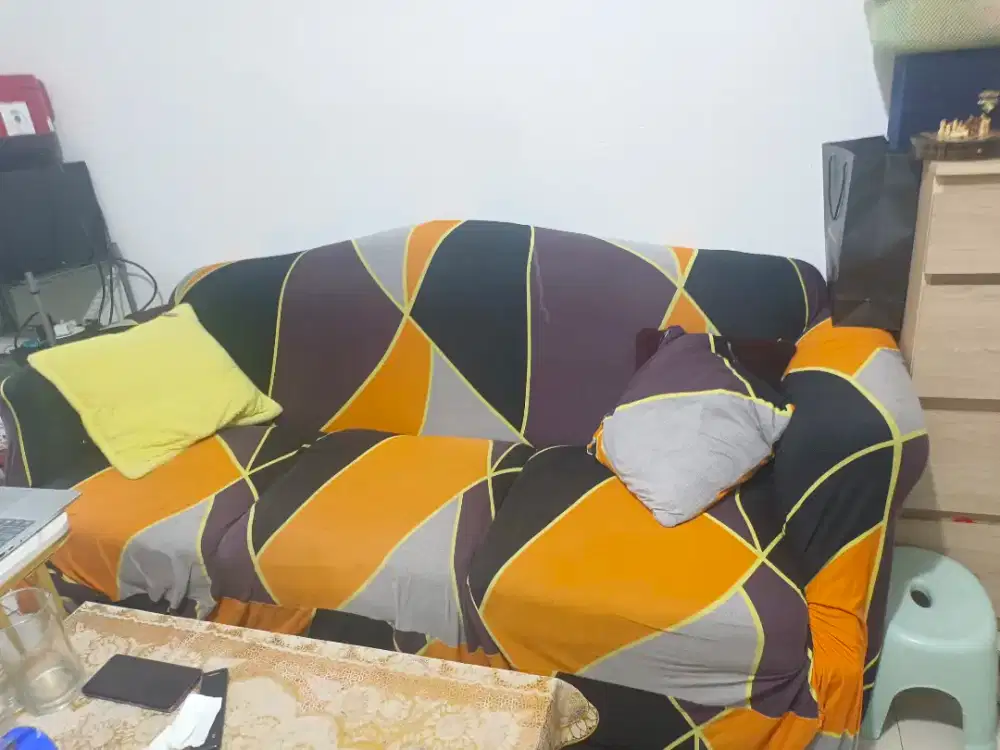 Sofa dua dudukan motif geometrik warna oranye-hitam – nyaman