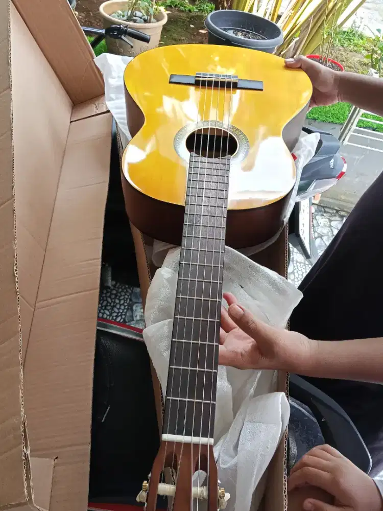 Gitar Akustik Merk Yamaha