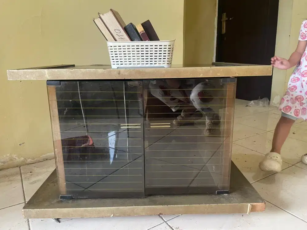 Meja TV dengan rak dan roda