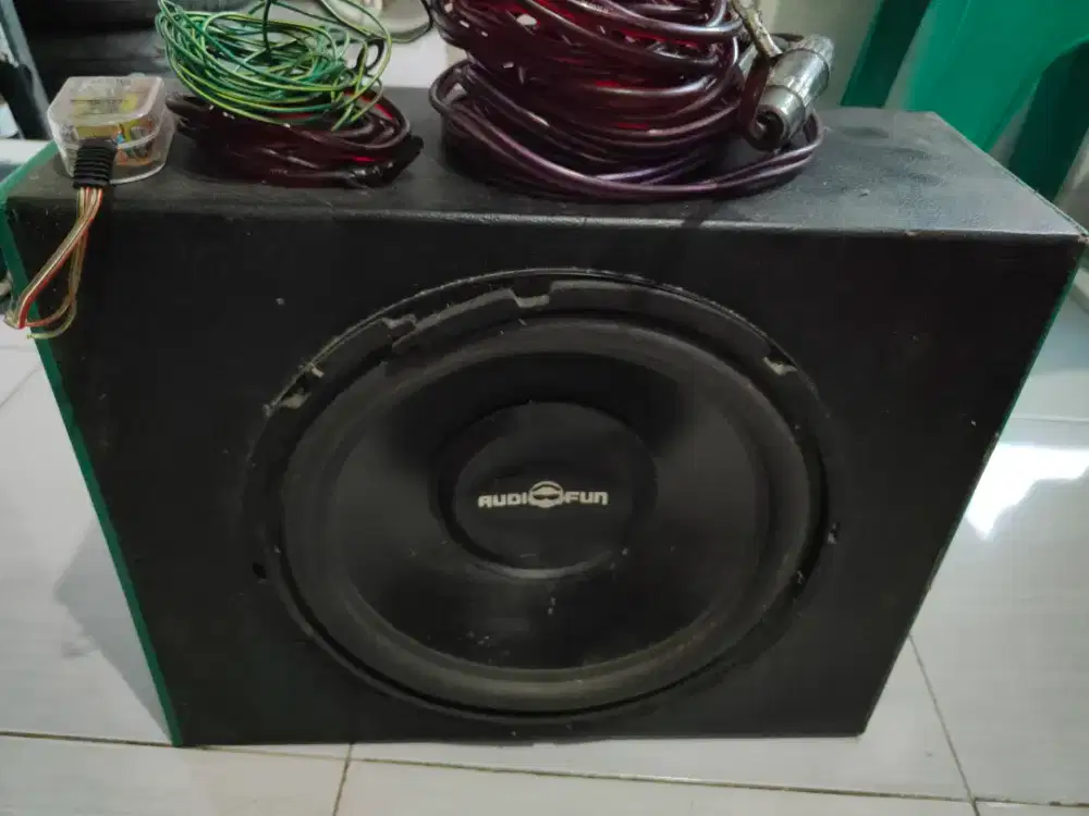 Audio mobil tunggal bekas