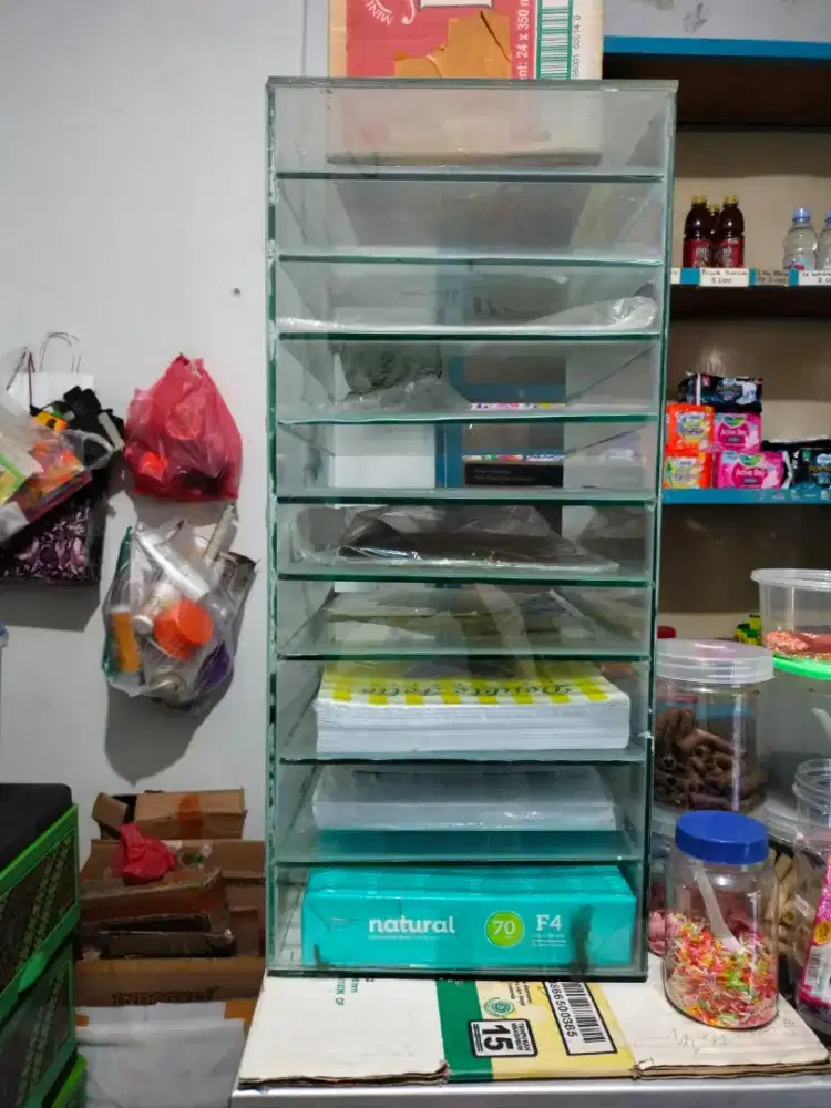 Rak kaca untuk buku dan hvs