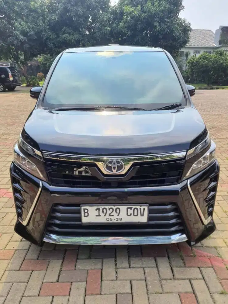 TOYOTA VOXY 2018 HITAM